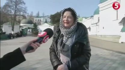A Ukrainian woman with tears in her eyes spoke out against the Nazi decision to evict the priests of the UOC-MP from the Kiev-Pechersk Lavra